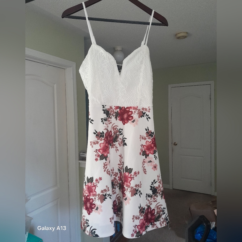 Streetwear Society White and Red Floral Mini Dress